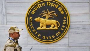 रुपये को बचाने के लिए RBI ने उठाया बड़ा कदम, बाजार में बेचे 9.7 अरब डॉलर