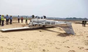 खुले मैदान में क्रैश हुआ ट्रेनिंग विमान, हादसे से पहले पायलट और यात्री ने लगाई छलांग—सभी सुरक्षित