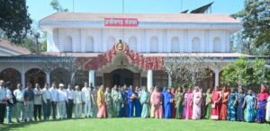 राज्यपाल के गोद ग्राम टेमरी के ग्रामीणों ने किया लोकभवन का भ्रमण