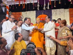 मुख्यमंत्री विष्णुदेव साय ने महामंडलेश्वर स्वामी कैलाशानंद गिरी से लिया आशीर्वाद, आध्यात्मिक विषयों पर संवाद