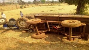 अनियंत्रित होकर पलटा तेज रफ्तार ट्रैक्टर, चालक की मौत, पांच गंभीर