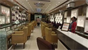 ग्राहक बनकर आए लुटेरे, दिनदहाड़े ज्वैलरी शॉप से लाखों के गहनों पर किया हाथ साफ