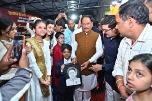 मुख्यमंत्री विष्णुदेव साय को मिलीं जन-जन की शुभकामनाएं, जन्मदिन पर मुख्यमंत्री निवास बना उल्लास का केंद्र