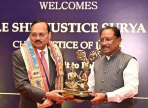 मुख्यमंत्री विष्णुदेव साय ने भारत के मुख्य न्यायाधीश न्यायमूर्ति सूर्यकांत का किया आत्मीय स्वागत