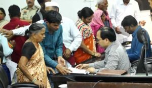 जनदर्शन में कलेक्टर ने सुनी लोगों की समस्याएं