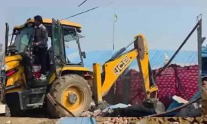 बरेली में मस्जिद पर चला बुलडोजर, कोर्ट के आदेश पर ढहाए गए अवैध निर्माण, पुलिस फोर्स की तैनाती