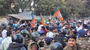 MP में सियासी घमासान: पुतला दहन के बाद भाजपा-कांग्रेस कार्यकर्ता आमने-सामने, थाने का घेराव