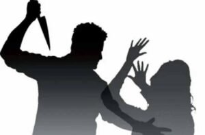 मामूली झगड़े ने लिया खौफनाक मोड़: पत्नी को चाकू से गोदा, मृत समझकर फरार हुआ पति