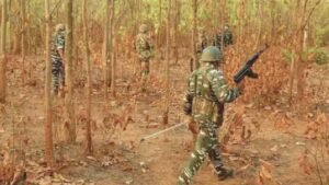 बीजापुर में सुरक्षा बलों और से मुठभेड़ जारी, नक्सली कमांडर उधम सिंह ढेर