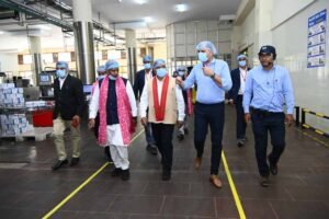 उपमुख्यमंत्री विजय शर्मा और वन मंत्री केदार कश्यप ने किया आधुनिक डेयरियों का निरीक्षण, पशुपालकों-बिहान दीदियों से संवाद