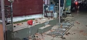 लाउड स्पीकर पर आरती पर दो पक्षों में जमकर पथराव, दुर्गा मंदिर की ग्रिल तोड़ी