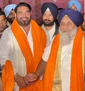 गायक केएस मक्खन की शिअद में एंट्री, सुखबीर बादल ने दिलाई सदस्यता