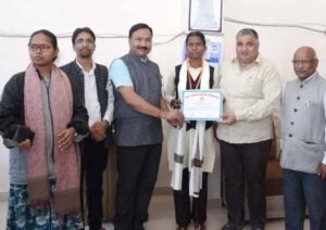 राज्य स्तर पर चमकी छात्रा सुधा सिंह: हैमर थ्रो में तीसरा स्थान, पर्यटन मंत्री राजेश अग्रवाल ने किया सम्मान