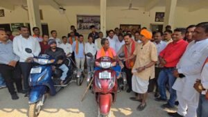 उपमुख्यमंत्री  विजय शर्मा की तत्परता से दो दिव्यांगों को मिली स्कूटी