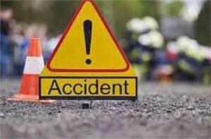 गुजरात में भीषण सड़क हादसा: तेज रफ्तार मिनीवैन डिवाइडर से टकराई, 5 की मौत, 6 घायल