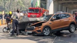 मुंबई में दर्दनाक हादसा: मेट्रो पिलर का हिस्सा गिरा, एक की मौत, तीन घायल