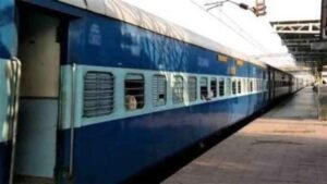 भोपाल एक्सप्रेस में अफरा-तफरी: ट्रेन छूटते ही अनाउंसमेंट—‘बी-2 कोच में आग’, घबराकर कूदे यात्री