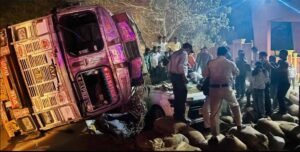 रायपुर में दर्दनाक हादसा: कार पर पलटा धान से भरा ट्रक, 1 की मौत, 4 की हालत गंभीर