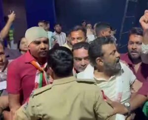 विवादित नाटक ‘मैं नाथूराम’ बना बवाल की वजह, राजकोट में हॉल में तोड़फोड़, कांग्रेस का उग्र प्रदर्शन