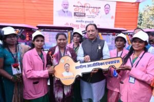 उज्ज्वला गैस, पिंक ई-रिक्शा और गार्बेज रिक्शा वितरण से आत्मनिर्भरता को नई रफ्तार