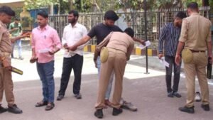 लखनऊ में होमगार्ड भर्ती परीक्षा के दौरान सख्त जांच, अभ्यर्थियों के आभूषण भी उतरवाए गए