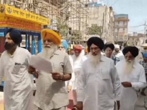 अमृतसर में अकाल तख्त साहिब पहुंचा SGPC प्रतिनिधिमंडल, सुखबीर बादल पर कार्रवाई की मांग
