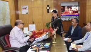 रायपुर : राज्यपाल ने कोसा वस्त्रों के नवाचार और बुनकरों के आर्थिक सशक्तिकरण पर दिया जोर