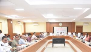 रायपुर : कैबिनेट मंत्री राजेश अग्रवाल की मौजूदगी में डीएमएफ शासी परिषद की बैठक