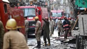 दिल्ली में दो अलग-अलग जगह भीषण आग, कई मकान और 100 से अधिक झुग्गियां जलीं