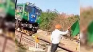होशियारपुर में रेलवे ने नहीं दिया गेटमैन, सरपंच ने संभाला मोर्चा, रोजाना ट्रेन को दिखाते हैं हरी झंडी