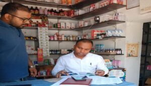 सही दवा, शुद्ध आहार अभियान में बड़ी कार्रवाई: एक्सपायरी खाद्य सामग्री नष्ट, दवा दुकानों की सघन जांच