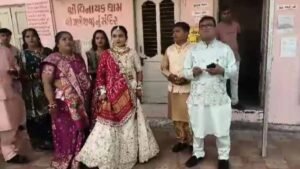 जामनगर में दुल्हन ने शादी से पहले किया मतदान, लोकतंत्र की मिसाल