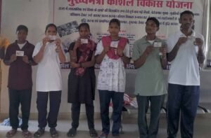 बंदूक छोड़ थामा ट्रैक्टर का स्टीयरिंग: नारायणपुर में आत्मसमर्पित नक्सलियों की नई पारी