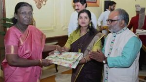 ‘इस साड़ी को कार्यक्रम में पहनूंगी’: Droupadi Murmu ने प्रोटोकॉल तोड़कर देखी कारीगरी