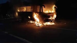 Gwalior में बस हादसा, टायर फटने के बाद लगी आग; पुलिस ने कांच तोड़कर 16 लोगों को बचाया