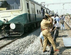 रेलवे की लापरवाही पर सरपंच का जिम्मा, गेटमैन न मिलने पर खुद दिखाते हैं ट्रेन को हरी झंडी