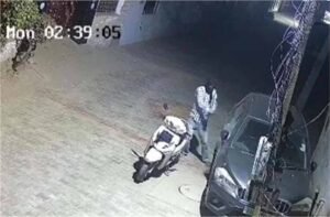 कारों के शीशे तोड़कर चोरी: एक्टिवा सवार नकाबपोश CCTV में कैद
