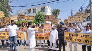 7 सांसदों के इस्तीफे पर बवाल: जालंधर में Harbhajan Singh के घर के बाहर लिखा ‘गद्दार’