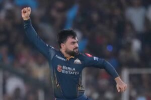RCB 155 पर ऑलआउट, अरशद-होल्डर की घातक गेंदबाज़ी