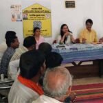 विशेष ग्राम सभा में ग्रामवासियों को जनगणना के सम्बन्ध किया जा रहा है जागरुक