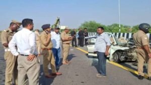पूर्वांचल एक्सप्रेस-वे पर भीषण हादसा, कंटेनर से टकराई कार; दंपती समेत 5 की मौत