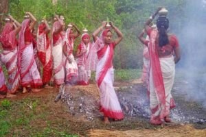 वैशाख संक्रांति पर कुचाई शिव मंदिर में अंगारों पर चले श्रद्धालु, 209 साल पुरानी परंपरा ने खींचा ध्यान