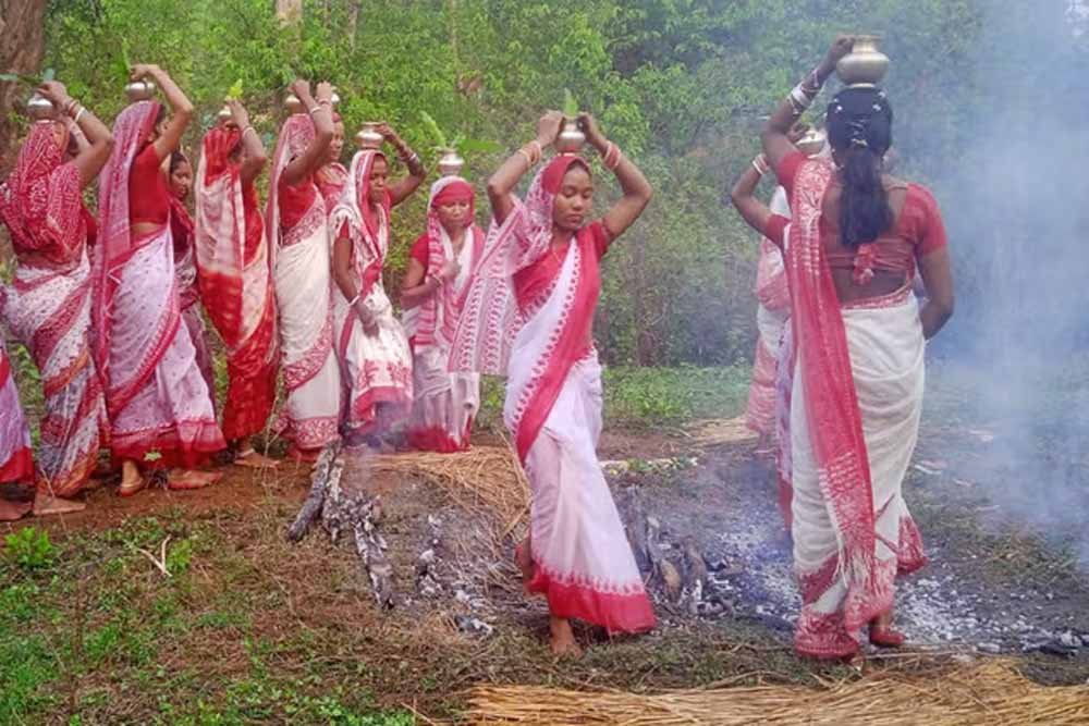 वैशाख संक्रांति पर कुचाई शिव मंदिर में अंगारों पर चले श्रद्धालु, 209 साल पुरानी परंपरा ने खींचा ध्यान