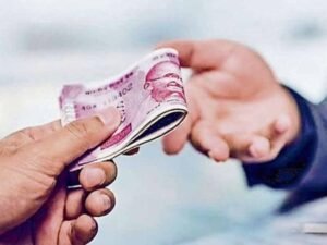 गोंडा में पंचायत सचिव 10 हजार रुपये की रिश्वत लेते रंगे हाथ गिरफ्तार