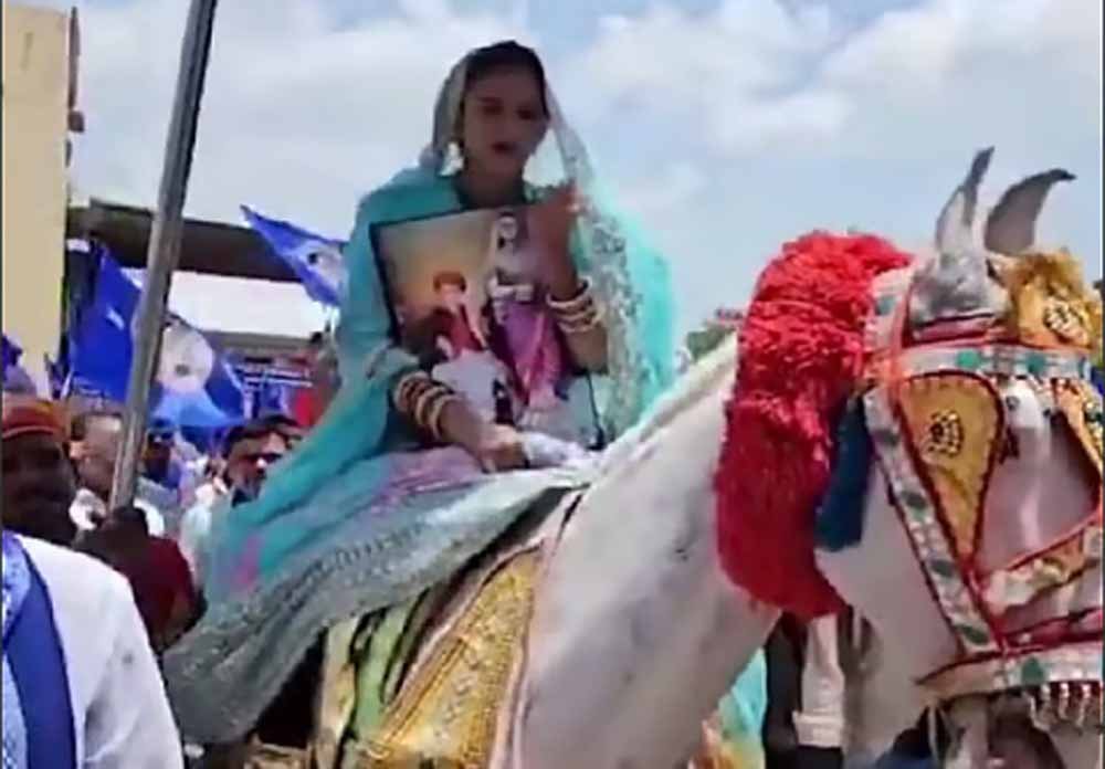 उदयपुर में दुल्हन का अनोखा विरोध, घोड़ी पर बैठकर कलेक्ट्रेट पहुंची पूजा मेघवाल