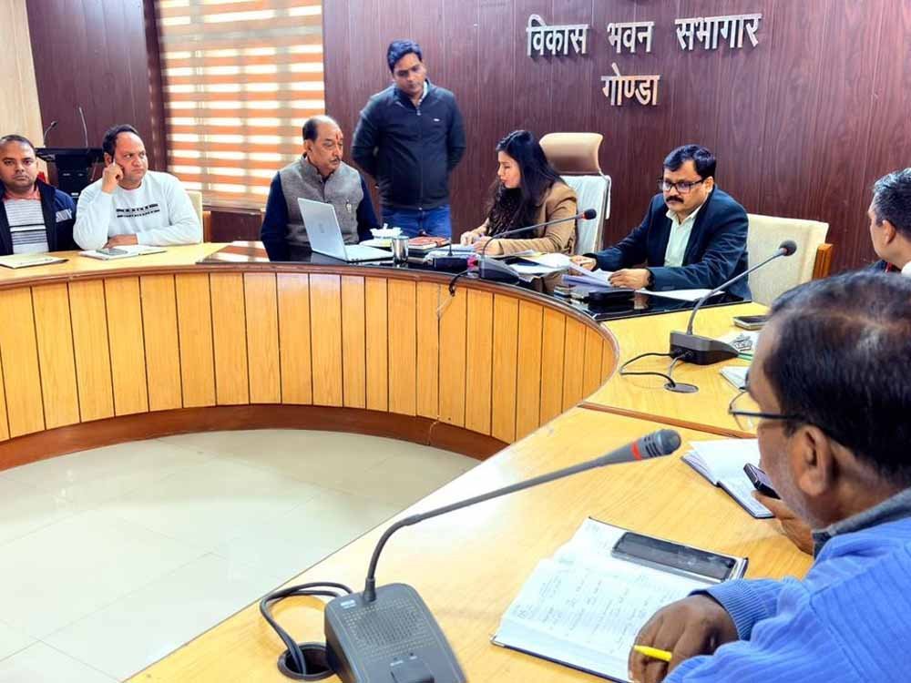 गोंडा में लापरवाह पंचायत सचिवों पर गिरेगी गाज, मई का वेतन रोकने की चेतावनी