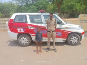 सीधी के डायल-112 हीरोज दादा से बिछड़कर रास्ता भटके मासूम को सुरक्षित परिजन से मिलाया