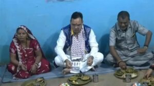 बांसवाड़ा में सीएम भजनलाल शर्मा का ग्रामीण अंदाज, जमीन पर बैठकर किया भोजन
