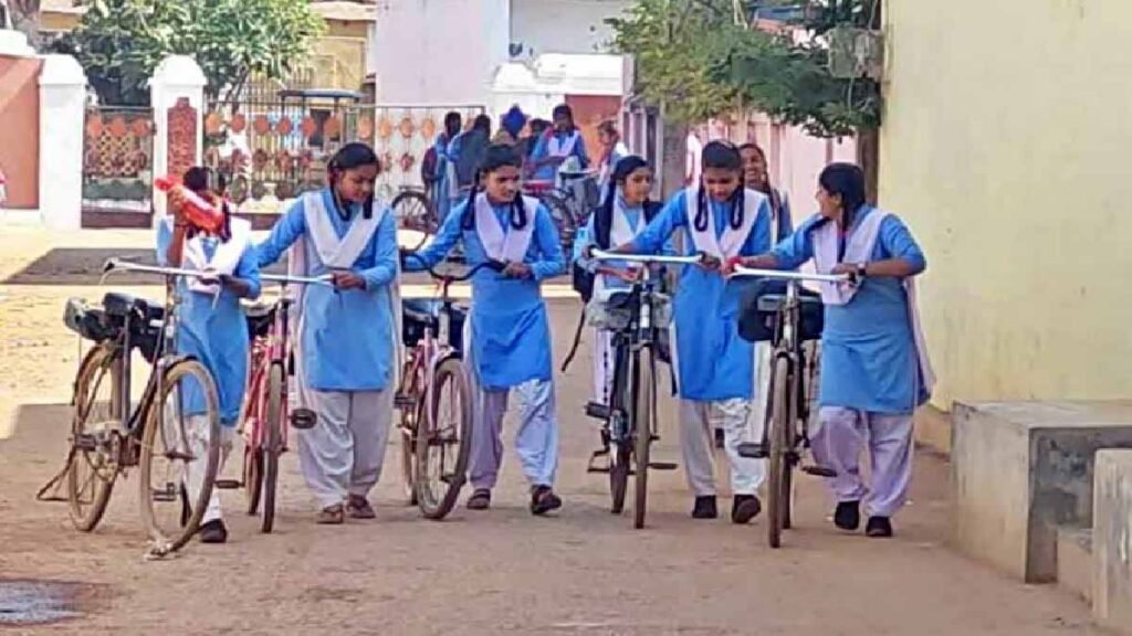 बिहार बालिका साइकिल योजना में बदलाव, साइकिल पर लगेगा नया स्लोगन और मोनोग्राम