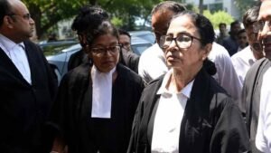 वकील के रूप में HC पहुंचीं ममता, शुभेंदु अधिकारी का तंज- फालतू काम में वक्त नहीं गंवाऊंगा